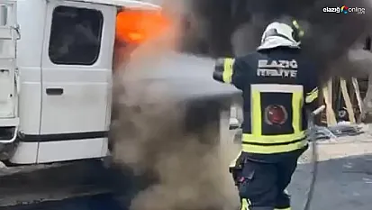 Elazığ'da Korkutan Yangın: Park Halindeki Pikap Alevlere Teslim Oldu!