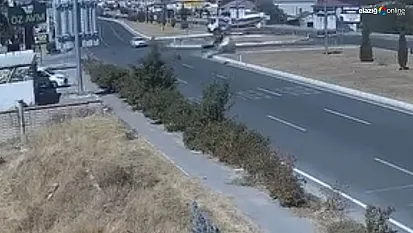 Elazığ'da Motosiklet ve Otomobilin Çarpıştığı Kaza Anı Güvenlik Kamerasında!