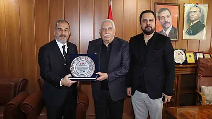 Elazığ'da vefa ziyaretleri: Başkan Alan'dan emektar iş insanlarına plaket!