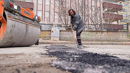 Elazığ'da yollar yenileniyor: Ekipler çukurları kapatıyor!