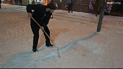 Elazığ'da iş başa düştü! Dükkan girişlerinde kar engelini esnaf aştı