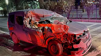 Belediye aracına çarpan sürücü yaralandı