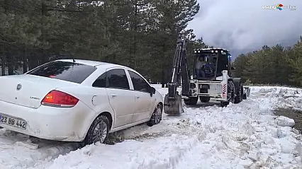 Karda mahsur kalan otomobili Elazığ İl Özel İdaresi kurtardı