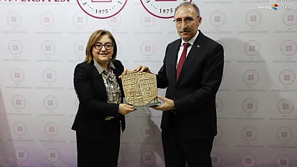 Fatma Şahin'den Rektör Göktaş'a ayakta alkış: 'Elinizden öpüyorum, vallahi billahi iyi adamsınız'