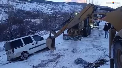 Elazığ'da kar yağışı ulaşımı vurdu: Kara saplanan aracı Özel İdare kurtardı