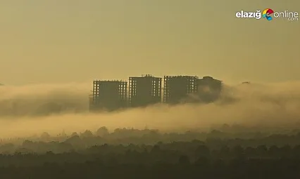Sis yüksek yapıları içine aldı, görsel şölen oluşturdu