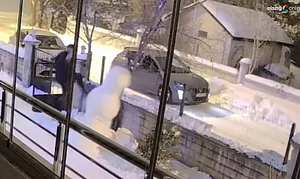 Önce tekmeledi, yıkılmayınca elleriyle devirdi