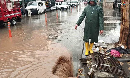 Diyarbakır'da sağanak yağış yolları göle çevirdi