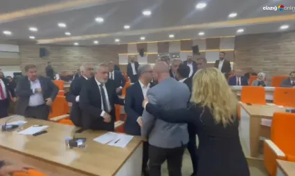 Elazığ Belediye Meclisi kavgayla açıldı!