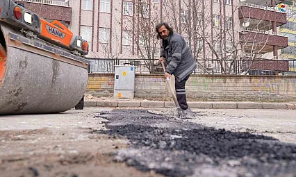 Elazığ'da yollar yenileniyor: Ekipler çukurları kapatıyor!