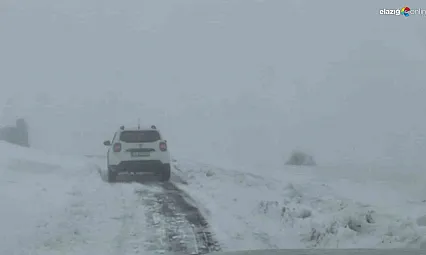 Elazığ'da kar yağışında mahsur kalan araç kurtarıldı!