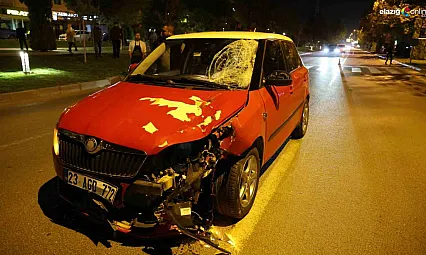 Elazığ'da Yolun Karşısına Geçmek İsteyen 2 Kişiye Otomobil Çarptı