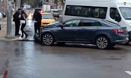 Elazığ'da Trafik Kazası: İki Otomobil Çarpıştı, 1 Kişi Yaralandı!