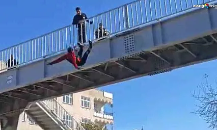 İtfaiyenin kurduğu havalı atlama minderi, hayatta tuttu