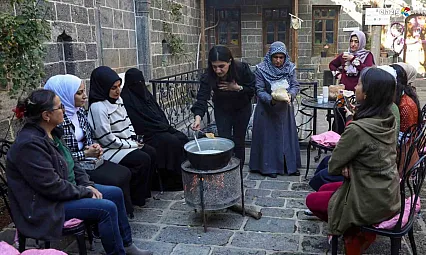 Kadınlar doğal şifa karışımlarını öğreniyor