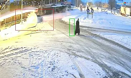 Kar ve buz kazayı beraberinde getirdi: Yolçatı'da otomobil refüje çıktı