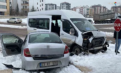 Ataşehir'de minibüs ile otomobil çarpıştı: 4 yaralı