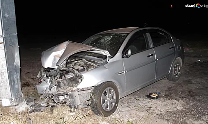 Elazığ'da kontrolden çıkan otomobil aydınlatma direğine çarptı: 6 yaralı
