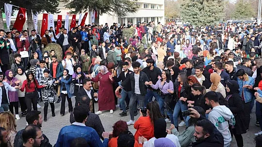 Baharın gelişini öğrenciler doyasıya eğlenerek kutladı