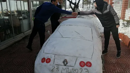 Kardan yaptığı arabasına 200 bin lira değer biçti