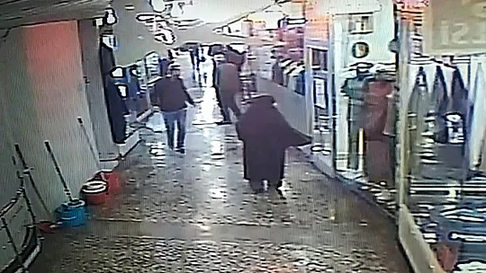 'Lokantadan geldim' dedi, hem tabakları hem de parayı alarak kayıplara karıştı
