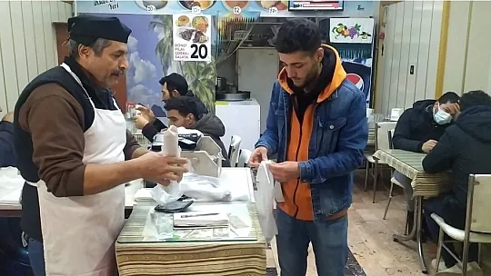 'Lokantadan geldim' dedi, hem tabakları hem de parayı alarak kayıplara karıştı