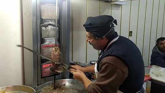 'Lokantadan geldim' dedi, hem tabakları hem de parayı alarak kayıplara karıştı