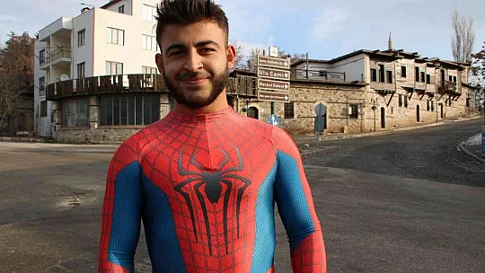 Örümcek Adam Harput'ta sokak hayvanlarını besledi