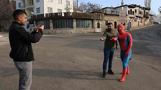 Örümcek Adam Harput'ta sokak hayvanlarını besledi