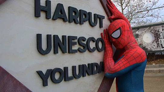 Örümcek Adam Harput'ta sokak hayvanlarını besledi