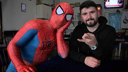 Örümcek Adam Harput'ta sokak hayvanlarını besledi