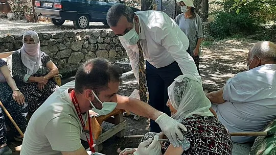 101 yaşındaki nine aşı olmak istedi, il sağlık müdürü kapısına gitti