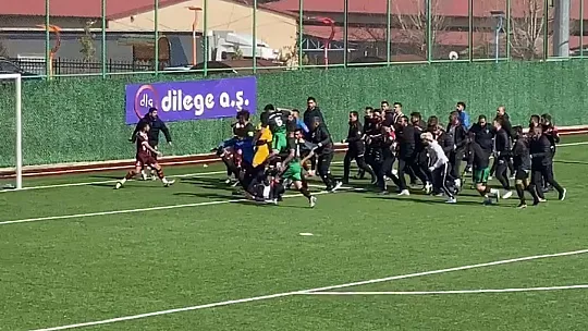 Elazığ amatör maçta saha savaş alanına döndü