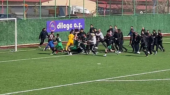 Elazığ amatör maçta saha savaş alanına döndü