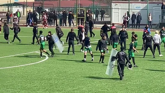 Elazığ amatör maçta saha savaş alanına döndü