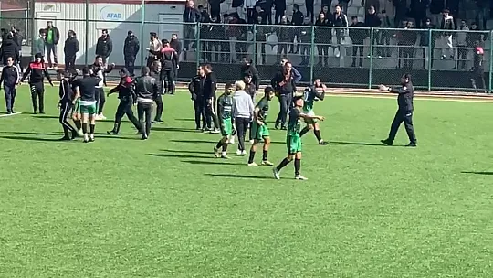 Elazığ amatör maçta saha savaş alanına döndü