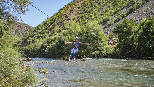 Munzur Çayı üzerine kurulan zipline'a yoğun ilgi!