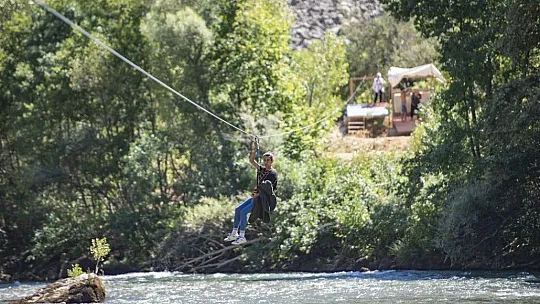 Munzur Çayı üzerine kurulan zipline'a yoğun ilgi!