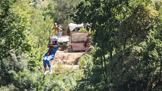 Munzur Çayı üzerine kurulan zipline'a yoğun ilgi!