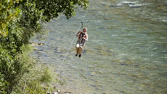 Munzur Çayı üzerine kurulan zipline'a yoğun ilgi!