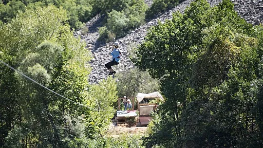 Munzur Çayı üzerine kurulan zipline'a yoğun ilgi!