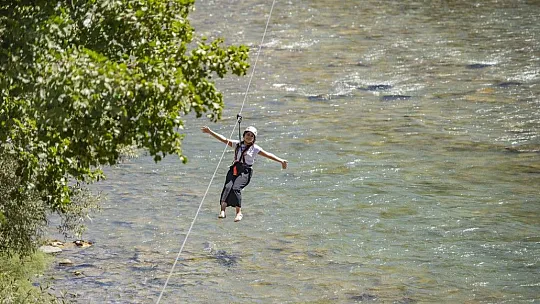Munzur Çayı üzerine kurulan zipline'a yoğun ilgi!