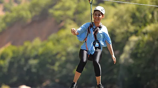 Munzur Çayı üzerine kurulan zipline'a yoğun ilgi!
