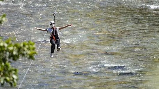 Munzur Çayı üzerine kurulan zipline'a yoğun ilgi!