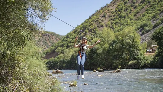Munzur Çayı üzerine kurulan zipline'a yoğun ilgi!
