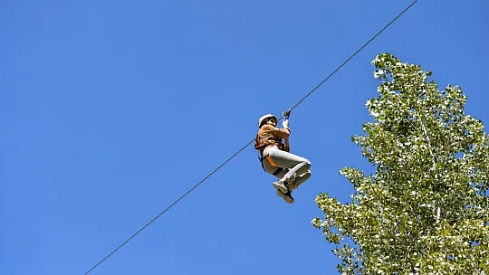 Munzur Çayı üzerine kurulan zipline'a yoğun ilgi!