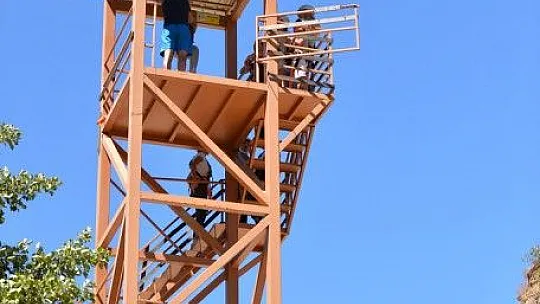 Munzur Çayı üzerine kurulan zipline'a yoğun ilgi!