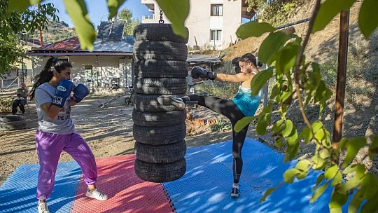 Milli kick boksçu kuzenler, madalya için evlerinin bahçesinde güç depoluyorlar