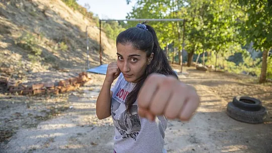 Milli kick boksçu kuzenler, madalya için evlerinin bahçesinde güç depoluyorlar
