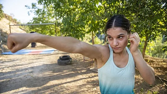 Milli kick boksçu kuzenler, madalya için evlerinin bahçesinde güç depoluyorlar
